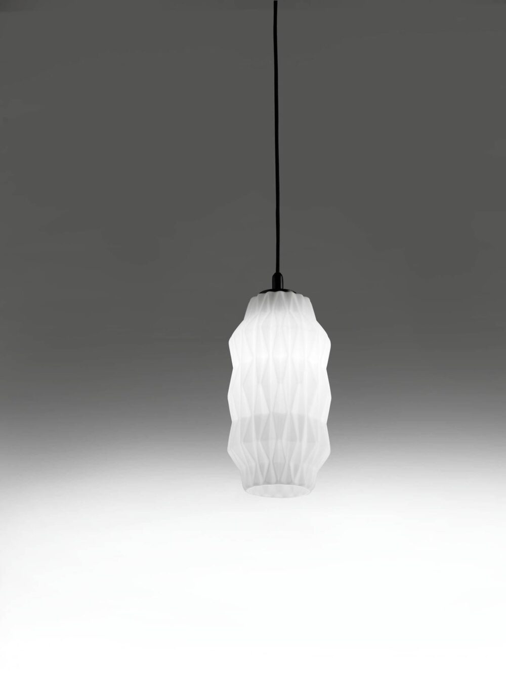 Lampada a sospensione singola ORIGAMI con il suo stile Liberty dona fascino ed eleganza - immagine 4