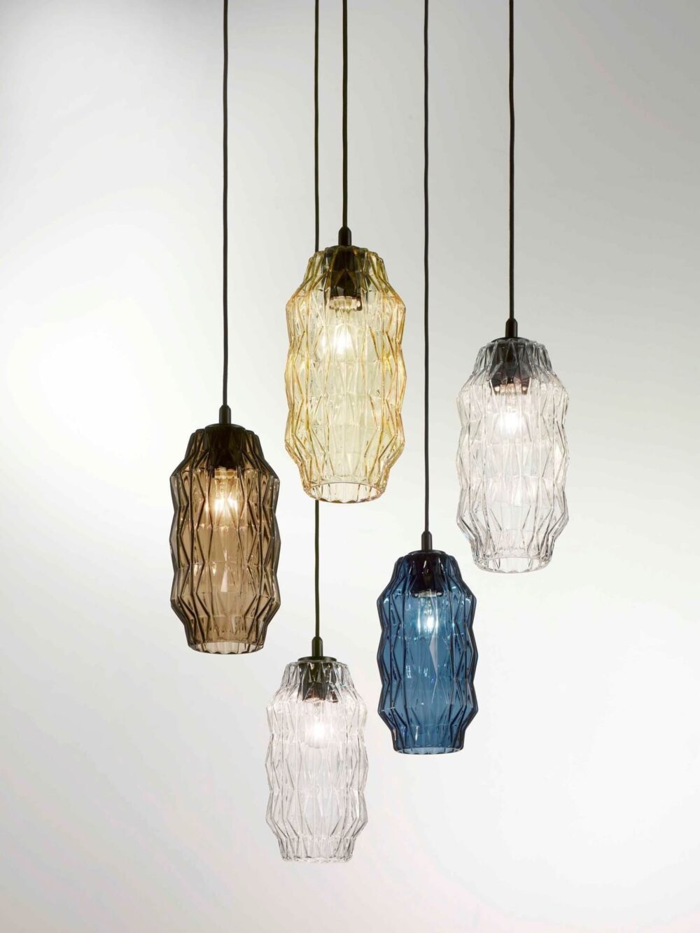 Lampada a sospensione singola ORIGAMI con il suo stile Liberty dona fascino ed eleganza - immagine 3