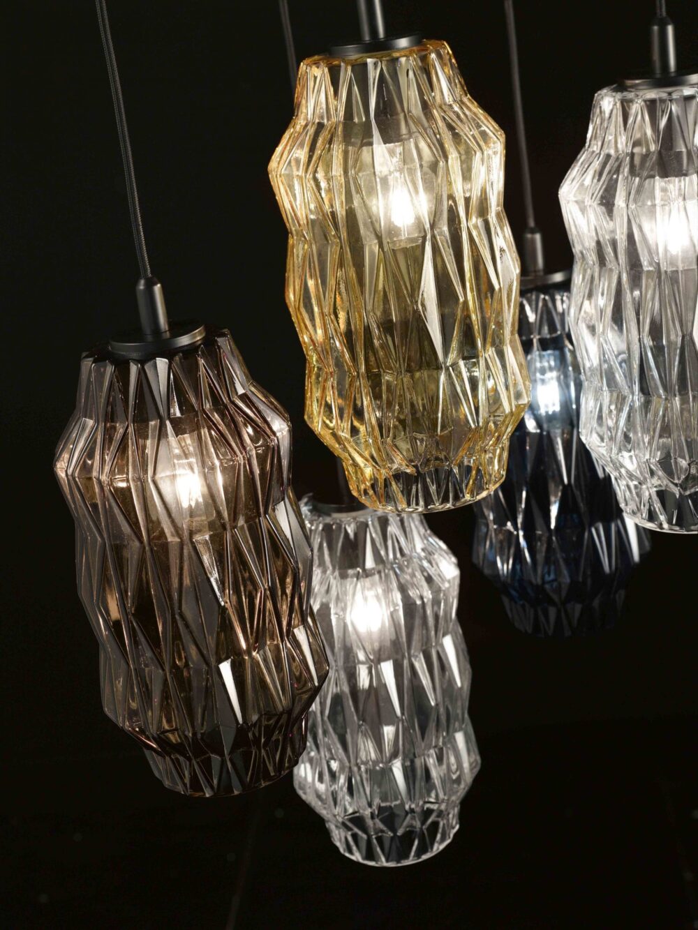Lampada a sospensione singola ORIGAMI con il suo stile Liberty dona fascino ed eleganza - immagine 2