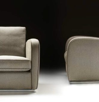 STRUTTURA Il Telaio portante è in massello di abete con rinforzi in acciaio; parti in multistrati. Il telaio è imbottito in poliuretano a quote differenziate e rivestito completamente da un vellutino accoppiato dello spessore di 10 mm.